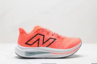 New Balance uses ultra-light and breathable 3D knitted mesh material to construct the upper MRCXCA3