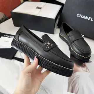 Chanel loafers are full of retro style. The delicate shoe shape is very pleasing to the