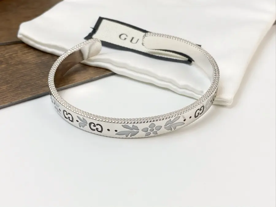 Gucci Peacock Feather Open Bracelet Exclusively launched on the entire network Decorated