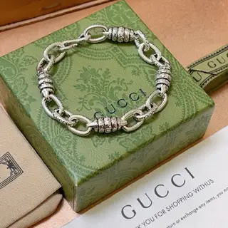 The latest classic Gucci bracelet. Exquisite. Both the style and the texture are absolutely