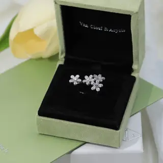 Van Cleef & Arpels flower ring