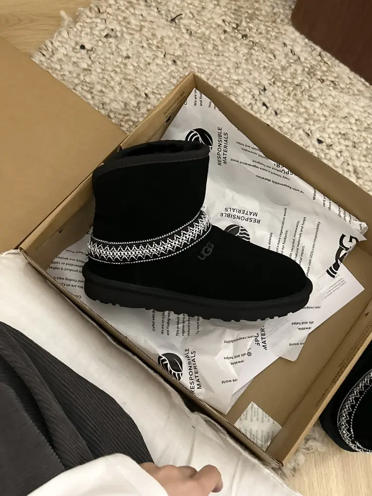 UGG classic and versatile