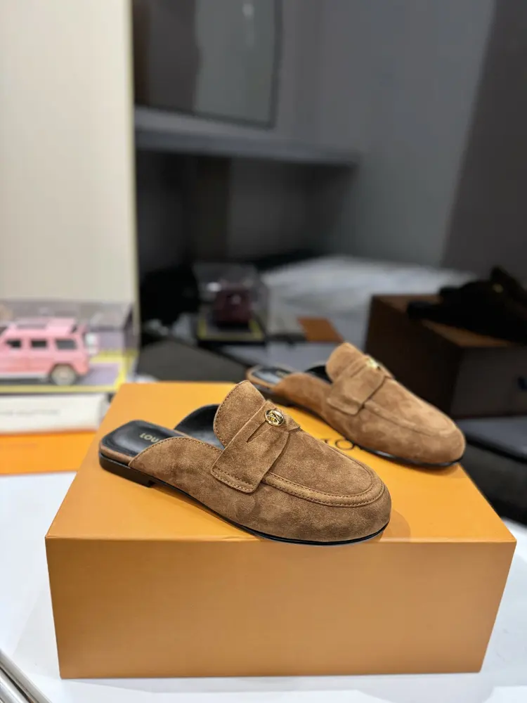 Louis Vuitton furry slippers~