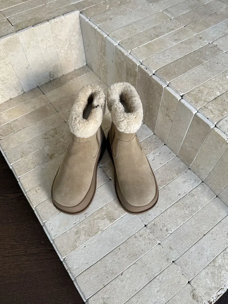 UGG thick-soled curly fur boots