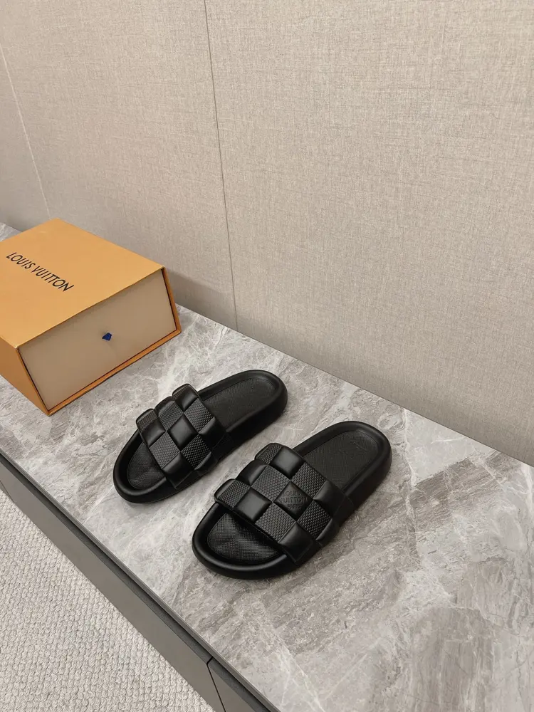 Louis Vuitton Early Spring New Embossed LOGO Couple Slippers Candy Color Series