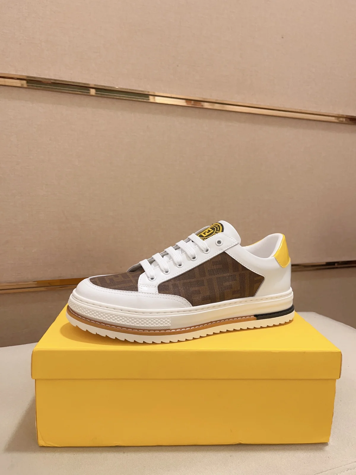 Fendi casual sports shoes upper Imported cowhide fabric Imported sheepskin lining. Original