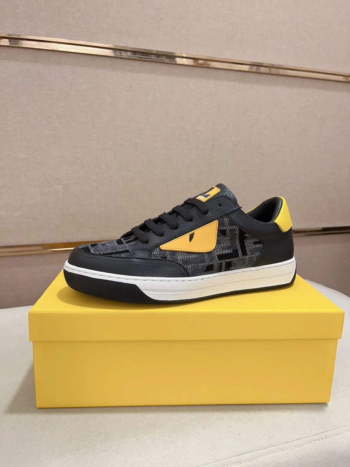 Fendi casual sports shoes upper Imported cowhide fabric Imported sheepskin lining. Original