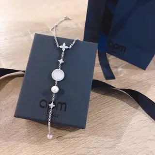 Apm monaco long mother-of-pearl necklace is super fairy