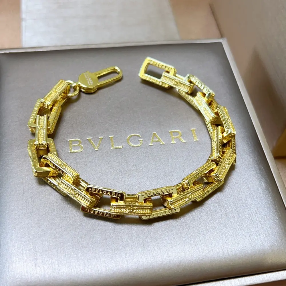 Bvlgari DIVAS’ DREAM series is in perfect condition and has invincible details. The unique