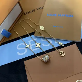 Louis Vuitton classic floral design double flower design pendant necklace