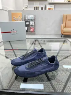 Prada casual shoes series are sold at the counter at the same time. Original configuration