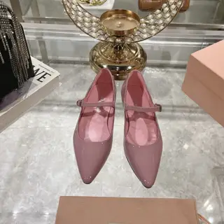 Miu Miu Miu 24 new pointed Mary Jane shoes Retro and fashionable items Perfect for