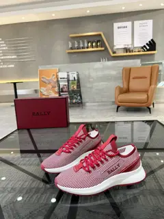 BALLY sports shoes are sold at the counter at the same time. Original configuration