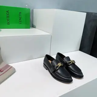 BOTTEGA VENETA autumn and winter new twisted metal buckle neutral retro loafers small