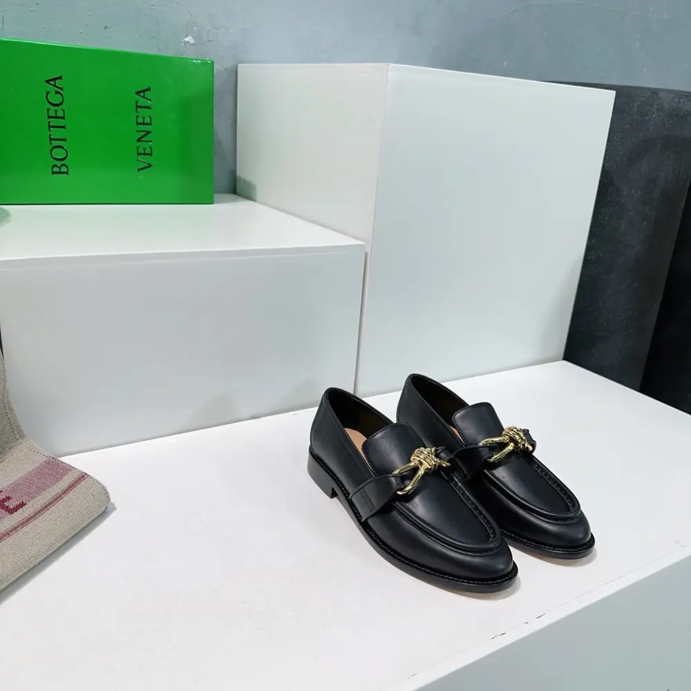 BOTTEGA VENETA autumn and winter new twisted metal buckle neutral retro loafers small