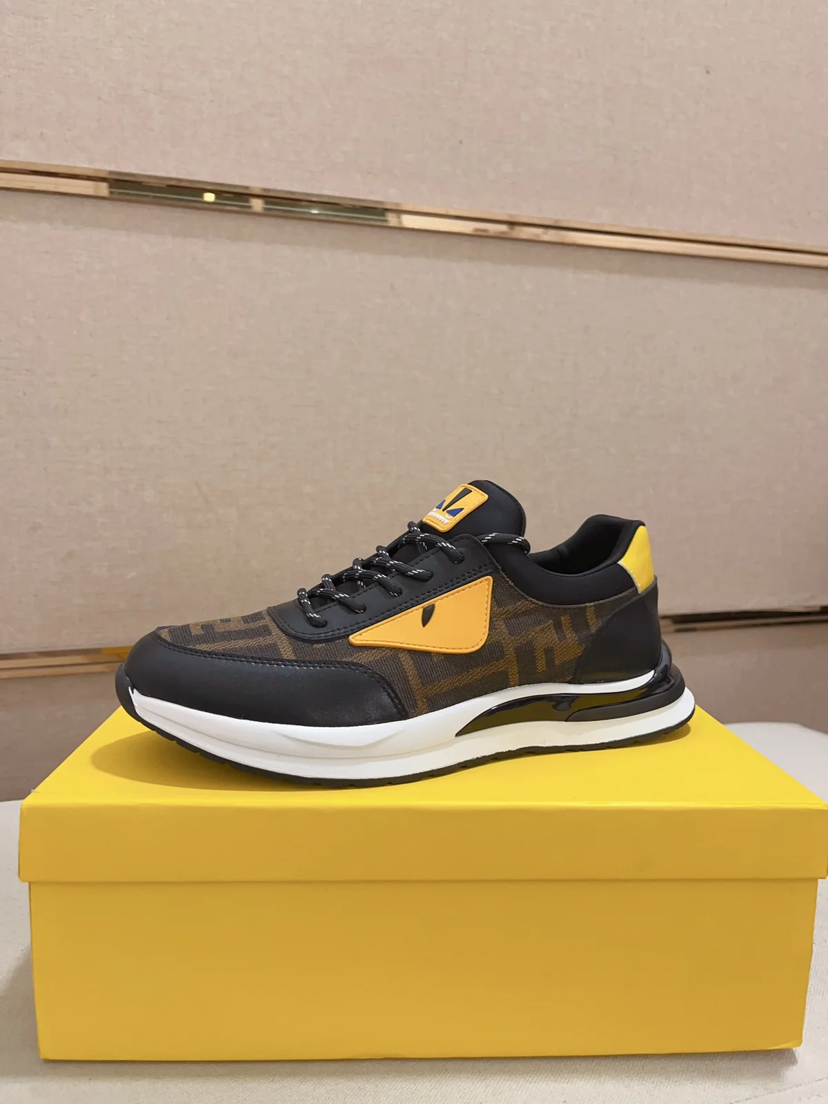 Fendi casual sports shoes upper Imported cowhide fabric Imported sheepskin lining. Original