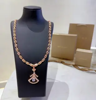 Bvlgari DIVAS’ DREAM series is in perfect condition and has invincible details. The unique