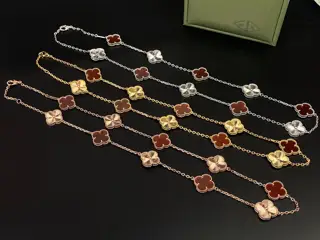 Van Cleef & Arpels Four-leaf Clover Ten-flower Necklace The collision of laser flowers