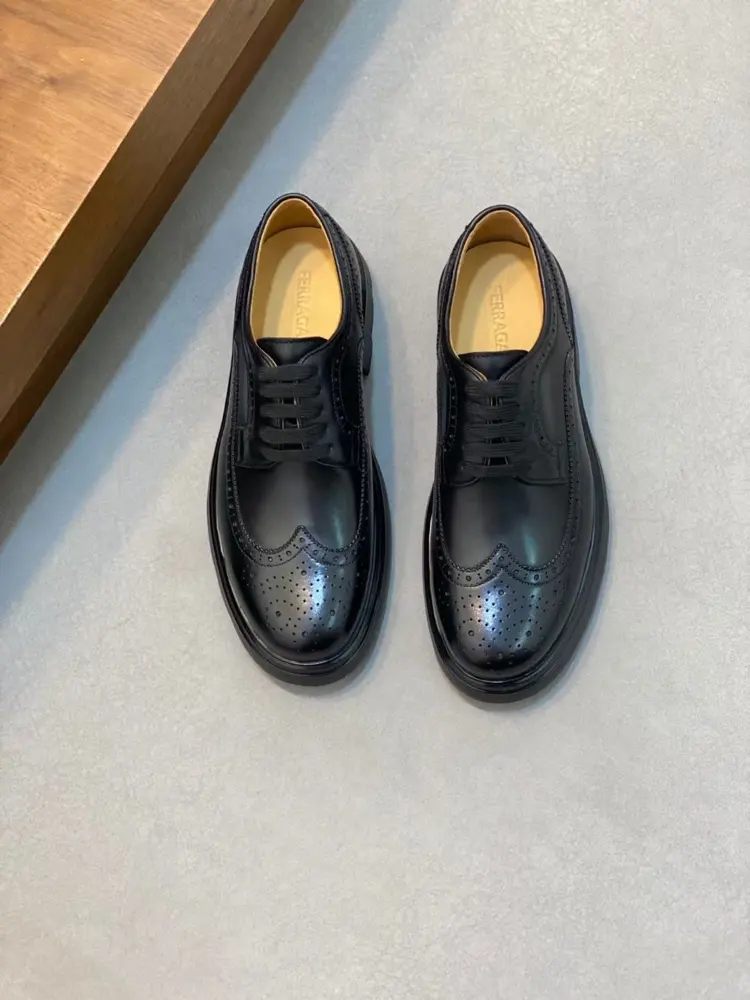 Salvatore Ferragamo Ferragamo height-enhancing leather shoes series are sold at the counter