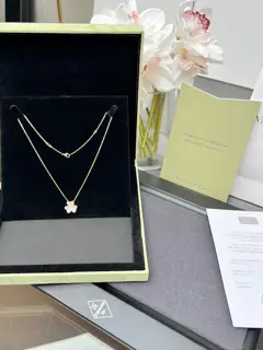 Van Cleef & Arpels large and small diamond three-flower series necklace