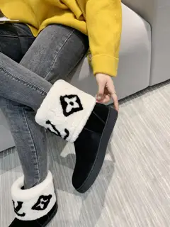 Louis Vuitton classic LV snow boots. Purely hand-stitched fabrics